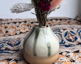 手作りの陶器製一輪挿し｜手びねり陶器｜小さな鉢｜ボヘミアン風インテリア