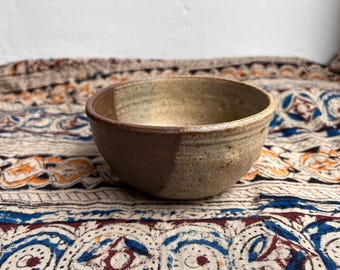 手作りの陶器ボウル｜職人技が光るスナックボウル｜ユニークな茶色のテラコッタ製手びねり陶器