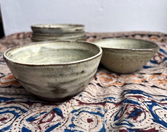 手作りの陶器ボウル｜白いスナックボウル｜ユニークなテラコッタの手びねり陶器