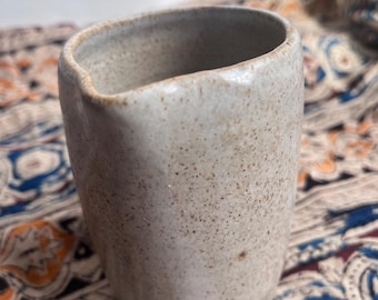 手作りのテラコッタ製陶器のジャグ｜手びねりの陶器