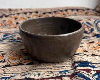 手作りの陶器ボウル｜職人技が光るスナックボウル｜ユニークな茶色のテラコッタ製手びねり陶器