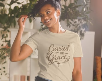 Camiseta unisex de manga corta "Carried by His Grace" en color arena