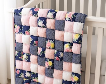Edredón acolchado floral para bebé, decoración de guardería en azul marino y rosa, manta suave