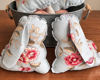 Conejito de tela floral – Decoración rústica de Pascua hecha a mano (10 x 11 pulgadas)