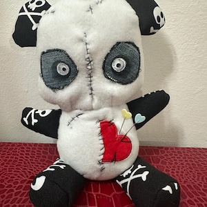 Muñeco de panda gótico de tela hecho a mano, criatura de peluche espeluznante y adorable, decoración de la Academia oscura, calaveras y corazones macabros.