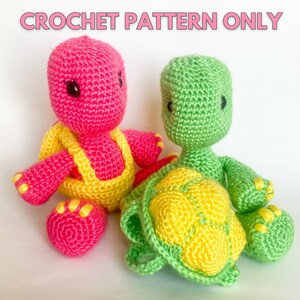 Op de afbeelding: Twee gehaakte amigurumi-speelgoed-schildpadden. Eén is roze met een gele schil en de andere is groen met een gele schil.