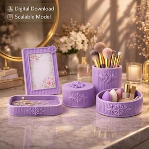 Può includere: Una collezione di organizer e accessori da toeletta color lavanda. Include una cornice, un piccolo vassoio per gioielli, una scatola rotonda per bigiotteria, un porta pennelli per il trucco e un piccolo vassoio con spugne e cosmetici. Gli articoli sono decorati con elementi floreali.
