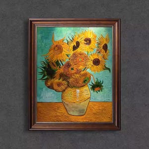 以下が含まれることがあります： 黄色い花瓶に入ったヒマワリの額入り絵画。ヒマワリは黄色と茶色で、緑色の茎と葉があります。背景は青とオレンジの混合です。フレームは茶色です。