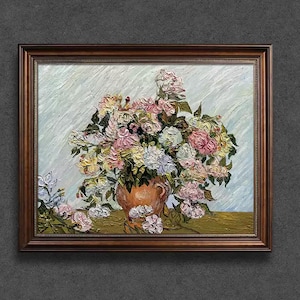 以下が含まれることがあります： ダークブラウンの額縁に入った油絵で、テラコッタ色の花瓶に生けられたピンク、白、黄色のバラのブーケが描かれています。質感のある筆致が厚塗りのインパスト効果を生み出し、水色の背景と暗い黄色の表面が特徴的な作品です。