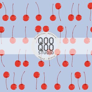 Op de afbeelding: Een naadloos patroon met handgetekende rode kersen met dunne steeltjes op een lichtblauwe achtergrond. Een cirkelvormig logo in het midden toont de tekst Seamless pattern QOO QOO STUDIO Hand-drawn in zwarte letters.