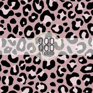 Peut inclure: Un motif sans couture présentant un imprimé léopard répétitif avec des taches noires sur un fond rose poudré. Une superposition de logo circulaire au centre contient le texte Seamless pattern QOO QOO STUDIO Hand-drawn en noir.