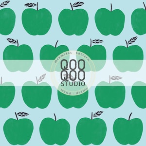 Puede incluir: Un patrón continuo que presenta manzanas verdes dibujadas a mano con tallos y hojas oscuras sobre un fondo azul claro. Un logotipo circular en el centro muestra el texto QOO QOO STUDIO, Seamless pattern y Hand-drawn en disposición circular.