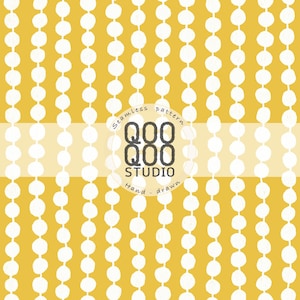 Puede incluir: Patrón sin costuras con fondo amarillo mostaza y filas verticales de formas blancas, imperfectamente redondas. El diseño incluye el texto "QOO STUDIO" y "Hand-drawn".