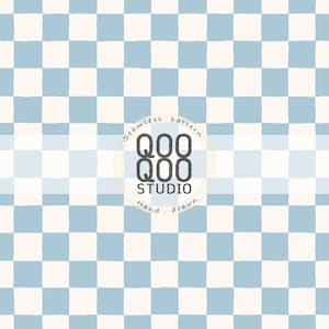 Puede incluir: Un patrón sin costuras que presenta un diseño de tablero de ajedrez dibujado a mano con cuadrados alternos en azul claro y blanco roto. Un logotipo circular está centrado en el patrón, mostrando el texto QOO QOO STUDIO, Seamless pattern, y Hand-drawn.