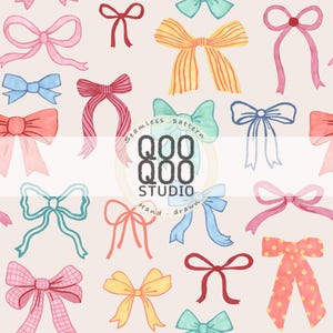 Puede incluir: Un patrón continuo con varios lazos dibujados a mano en tonos rosa, rojo, amarillo y azul sobre un fondo claro. El diseño incluye lazos con rayas, lunares y colores sólidos. Un logotipo dice Seamless pattern QOO QOO STUDIO Hand drawn.