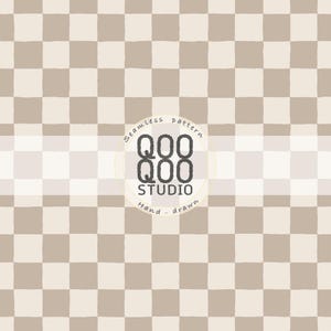 Könnte beinhalten: Ein nahtloses Muster mit einem handgezeichneten Schachbrettdesign in abwechselnden Farbtönen von hellem Beige und Off-White. Zentriert ist ein kreisförmiges Logo mit dem Text Seamless pattern QOO QOO STUDIO Hand-drawn zu sehen.