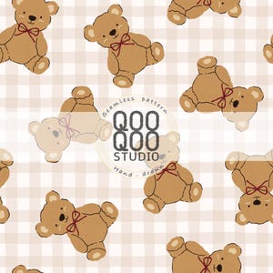 Peut inclure: Un motif répétitif composé d'ours en peluche marron clair avec des nœuds rouge foncé autour du cou, sur un fond à carreaux beige et blanc. Un logo circulaire au centre affiche le texte QOO QOO STUDIO Seamless pattern Hand-drawn.