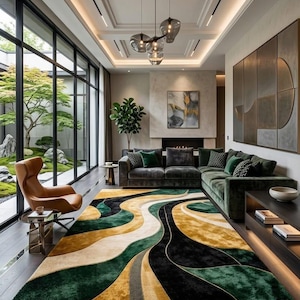 Könnte beinhalten: Modernes Wohnzimmer mit einem gemusterten Teppich in Grün, Gold, Schwarz und Creme. Der Raum verfügt über ein grünes Ecksofa, einen Ledersessel und große Fenster mit Blick auf einen Garten.