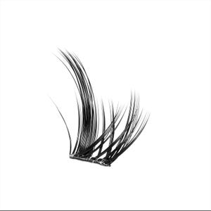 Op de afbeelding: Een cluster van zwarte valse wimpers, gerangschikt in een waaier. De individuele wimpers zijn lang en slank, met een lichte curve. De basis van de wimpers is een dunne, heldere band.