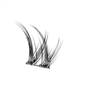 Op de afbeelding: Een cluster van zwarte valse wimpers, gerangschikt in een waaier, tegen een witte achtergrond. De individuele wimpers zijn lang en gebogen, wat een dramatisch effect cre&euml;ert. De basis van de wimpers is een dunne, heldere strip.