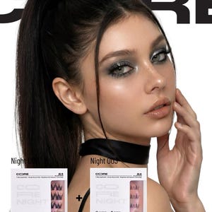 Op de afbeelding: Een vrouw met donker haar en dramatische oogmake-up wordt getoond met twee dozen zelfklevende wimpers CORE Night 004 en Night 005. De dozen zijn wit met zwarte tekst en tonen een close-up van de wimpers.