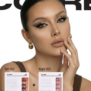 Op de afbeelding: Een vrouw met dramatische oogmake-up toont twee dozen CORE zelfklevende wimpers, gemarkeerd met "DAY 002" en "Night 003". De dozen zijn wit met zwarte tekst en tonen de wimpers. Het woord "CORE" staat bovenaan de afbeelding.