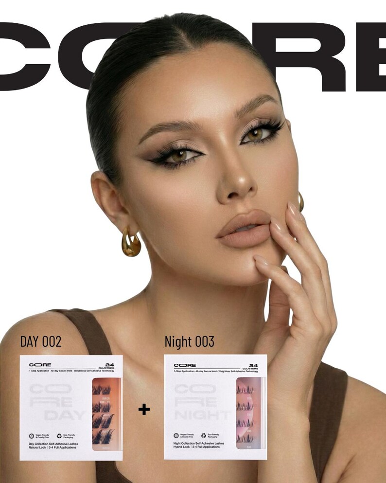 Op de afbeelding: Een vrouw met dramatische oogmake-up toont twee dozen CORE zelfklevende wimpers, gemarkeerd met "DAY 002" en "Night 003". De dozen zijn wit met zwarte tekst en tonen de wimpers. Het woord "CORE" staat bovenaan de afbeelding.