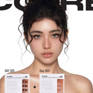 Op de afbeelding: Een advertentie voor een schoonheidsproduct met een vrouw met donker haar en een lichte huid. De afbeelding toont twee dozen zelfklevende wimpers, gemarkeerd met "DAY 001" en "Day 003". De merknaam "CORE" is bovenaan zichtbaar.