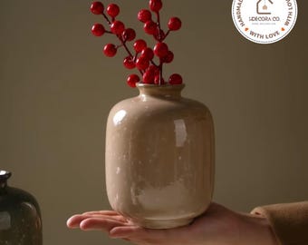 Vaso de cerâmica artesanal minimalista para decoração de mesa com arranjo de flores.