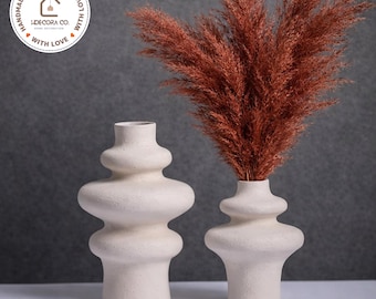 Vaso espiral de cerâmica branca feito à mão, peça moderna para decoração de mesa.