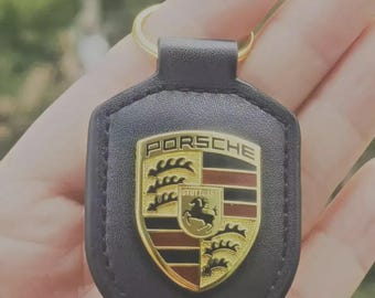 Llavero con el escudo de Porsche, de cuero negro, exquisito set en caja de regalo.
