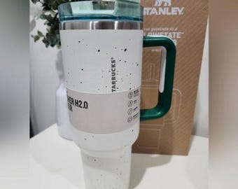 Vaso térmico Stanley X Starbucks de 40 oz. Quencher H2.0 Flow State, color verde guijarro, nuevo.