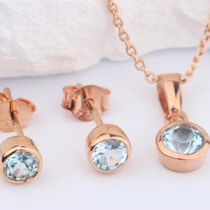 Conjunto de pendientes y collar de plata de ley chapada en oro rosa de 18 quilates con piedra natal de marzo.