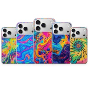 Peut inclure: Une collection de cinq coques de téléphone avec des motifs abstraits vibrants. Chaque coque présente un motif unique de couleurs tourbillonnantes, dont le rose, le bleu, le jaune et l'orange. Les coques ont une bordure transparente et un boîtier de caméra argenté.