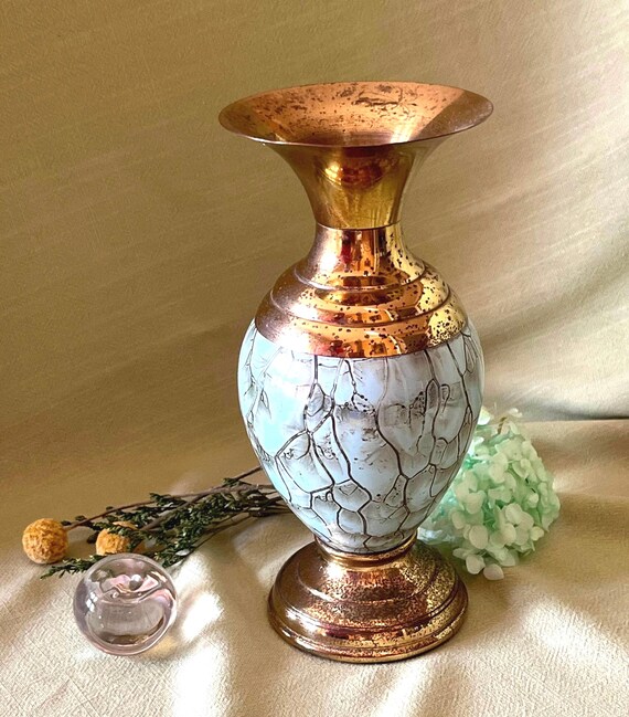 Vintage holländische Kunst Glas-Messing-Vase - Mid-Century blauer floraler Akzent