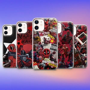 Puede incluir: Cinco fundas para teléfono con diseños de Deadpool. Las fundas muestran arte de cómic, poses de acción y el logotipo de Deadpool. Las fundas son de plástico transparente. Los diseños son en rojo, negro y blanco.