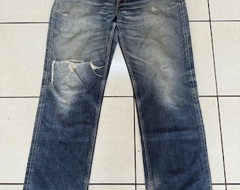 Jeans Levi’s 502 vintage con lavado a la barro, diseño desgastado y bonito diseño.