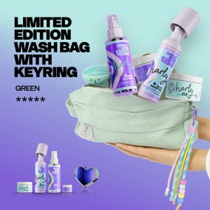 Può includere: Un beauty case verde con la scritta "LIMITED EDITION WASH BAG WITH KEYRING" e "GREEN". La borsa contiene prodotti per la cura della pelle, tra cui una spazzola per il viso, flaconi spray e vasetti. Sono inclusi anche uno specchio a forma di cuore e un nappa colorata.