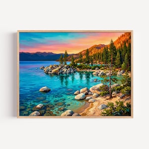 Puede incluir: Una pintura de paisaje enmarcada representa una serena escena lacustre. El agua es de un turquesa vibrante, con rocas visibles bajo la superficie. El cielo transita del rosa y naranja al azul, con árboles verdes y montañas al fondo.