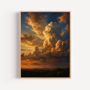 Könnte beinhalten: Ein rechteckiger Wandkunstdruck mit einem dramatischen Sonnenuntergangshimmel voller großer, goldorange beleuchteter Wolken vor einem tiefblauen Hintergrund, über einer dunklen, silhouettierten Landschaft, in einem hellen Holzrahmen.