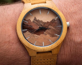 Reloj de madera hecho a mano, esfera de marquetería de montaña, incrustaciones de madera, cuarzo unisex ligero, regalo de madera personalizado.