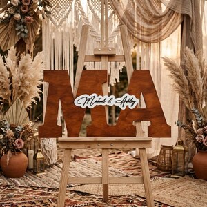 Letrero de madera personalizado con iniciales, letras grandes de monograma de madera, decoración bohemia para bodas, letrero personalizado con el nombre de la pareja, decoración rústica para la recepción.