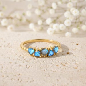 Könnte beinhalten: Rustikales Holzschild mit dem Text "Welcome to our home" in weißer Schrift. Das Schild hat eine Used-Optik und ein schlichtes, einladendes Design, ideal für die Dekoration der Haustür.