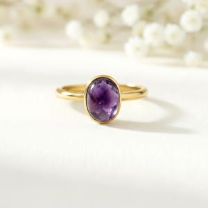 Ovale amethist cabochonring, solitaire ring, geboortesteen februari, minimalistische verloving
