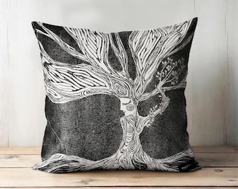 Kissenbezug „Frau und Baum“, handgeschnittener Holzschnitt auf nachhaltiger Baumwolle, 50 x 50 cm | Spirituelle und symbolische Wohndekoration | Blockdruck