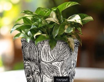 Stoffkorb mit botanischem Muster. Handbedruckt auf nachhaltiger Baumwolle. Runder Pflanzenhalter aus Stoff im Dark-Academia-Stil | Blockdruck