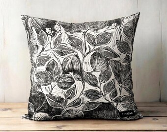 Botanisches Kissen, handbedruckt auf nachhaltiger Baumwolle, 50 x 50 cm | Wohnaccessoires im Dark-Academia-Stil | Blockdruck