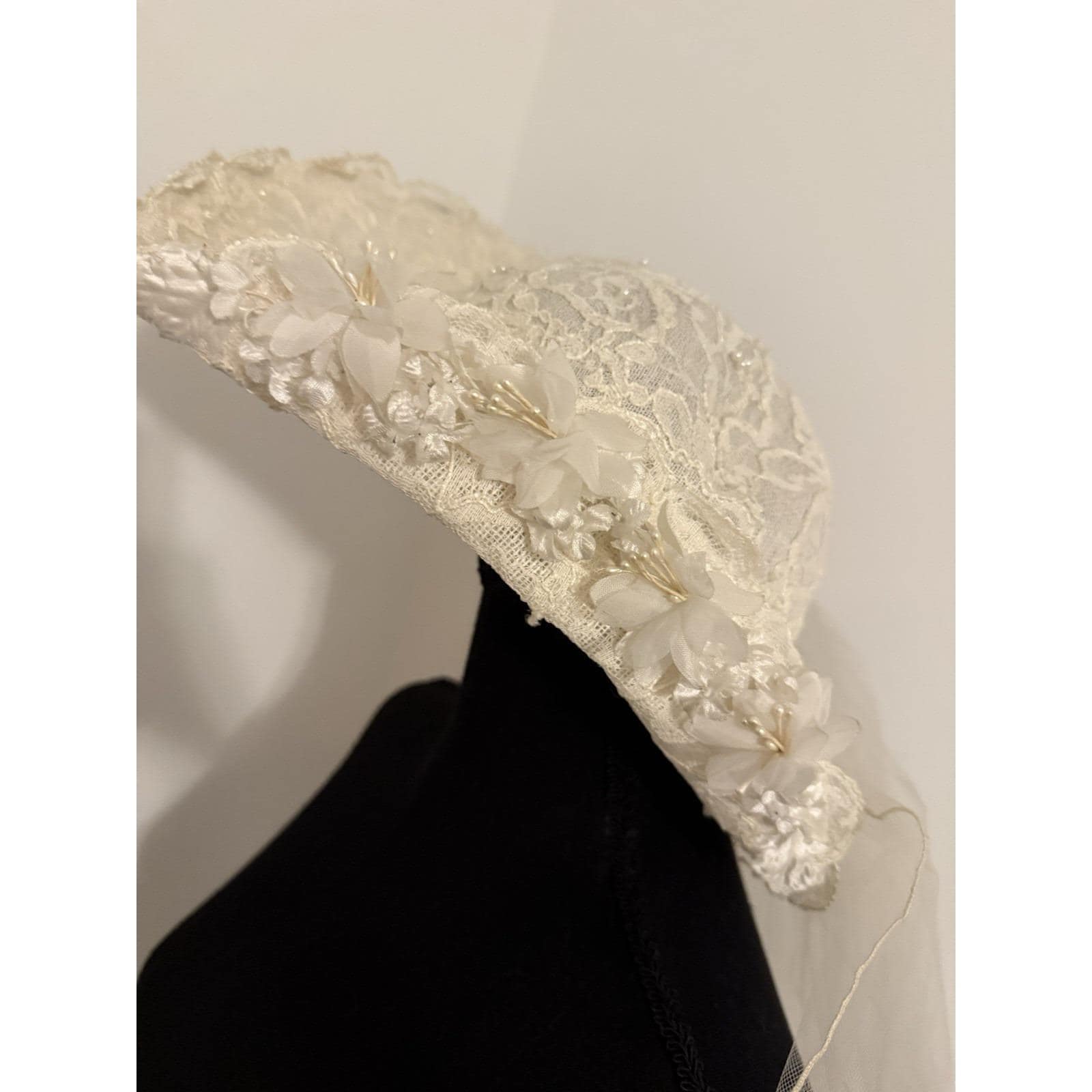 Vintage Bohemian Floral Bridal Hat With Veil Ivory Lace  display picture 3