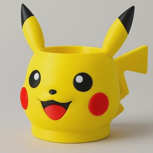 Peut inclure: Une tasse jaune en forme de tête du personnage Pikachu, avec deux grandes oreilles aux pointes noires, des joues rouges rondes, un petit nez noir et une large bouche ouverte avec une langue rouge. L'arrière de la tasse présente une queue en éclair.