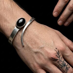 Bracciale rigido in argento sterling 925 con onice nera, chiusura regolabile a bypass, bracciale artigianale con pietre preziose naturali.